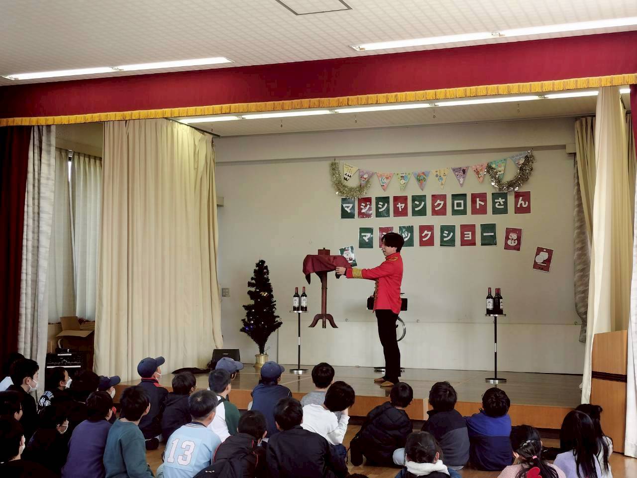 保育園・幼稚園でのマジックショーの様子