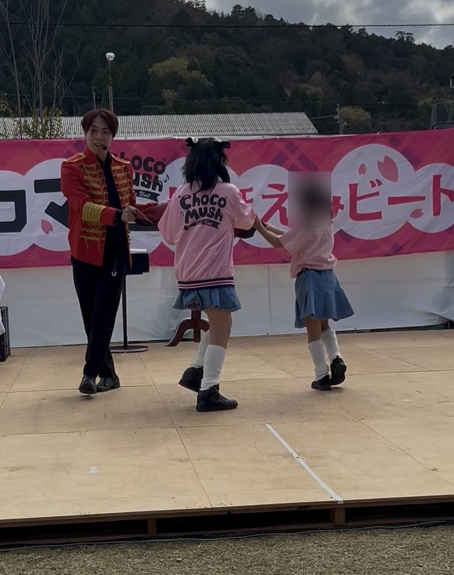 ステージに上がった子どもたちと一緒におこなう参加型マジック｜福井県おおい町の地域イベント