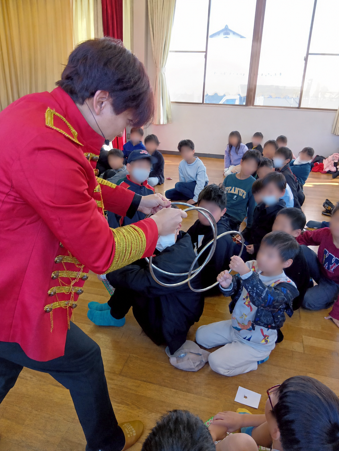 誕生日会で子どもたちと一緒にリングのマジック