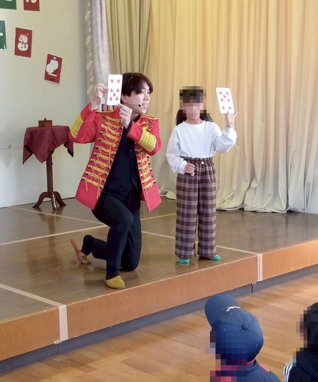 園のホールで子どもと一緒におこなう出張マジックショー｜魔法使いクロト
