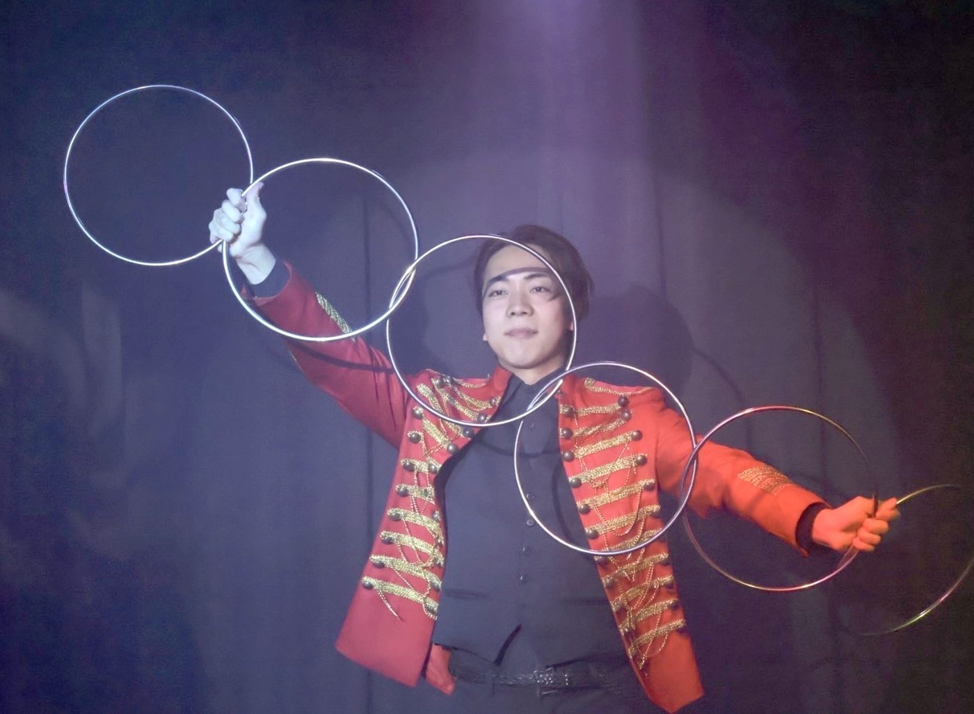 魔法使いクロトの大きな輪を使ったステージマジック