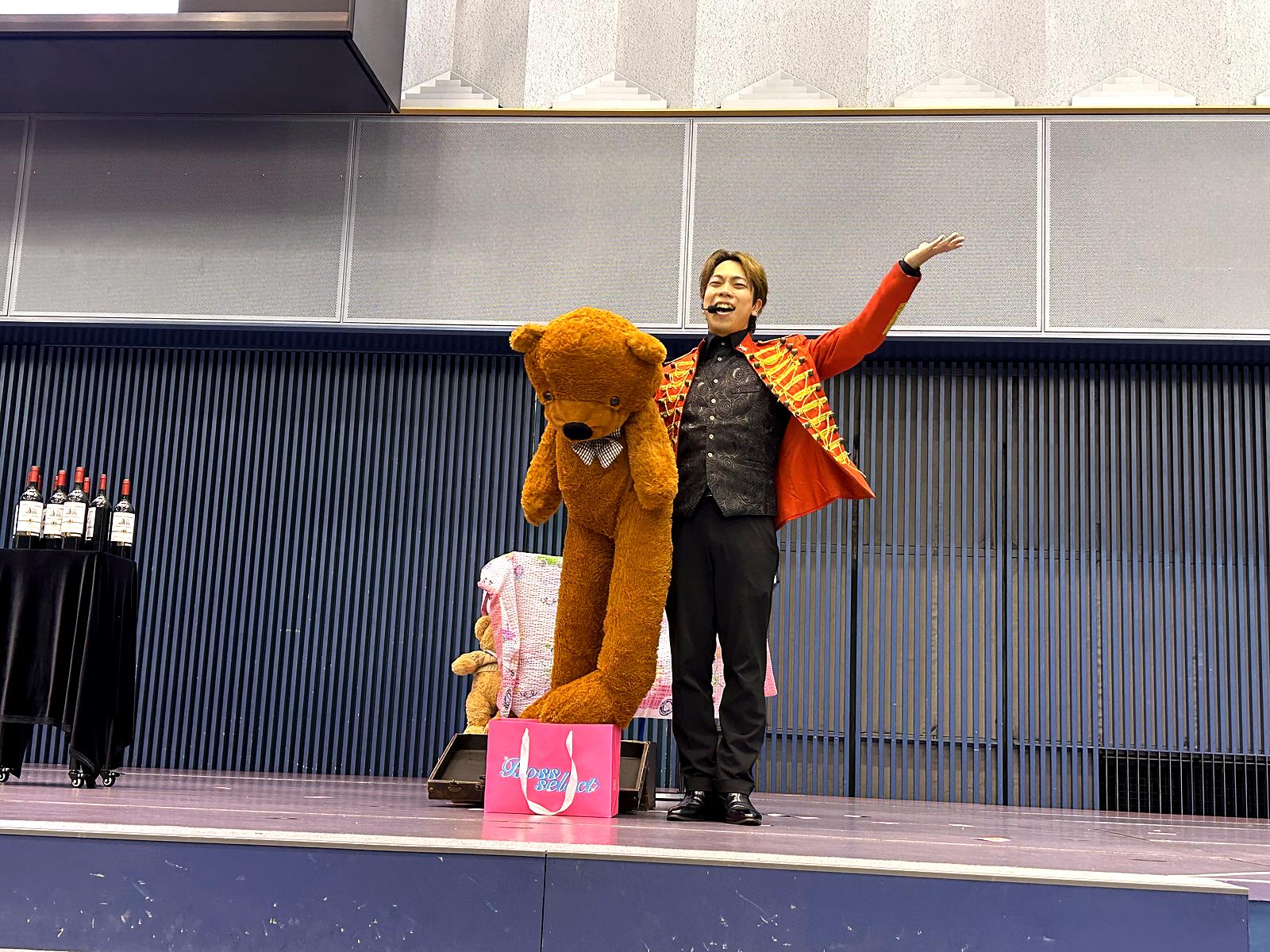 徳島の住宅イベントで特大のクマのぬいぐるみを出現させるマジック