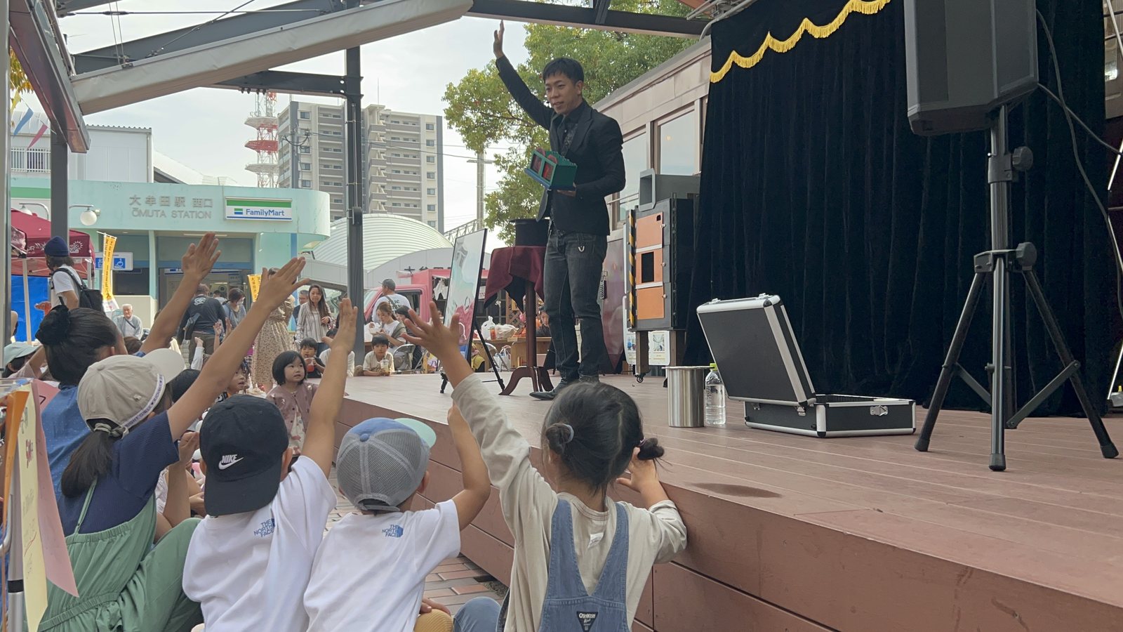 ステージに向かっていっせいに手を挙げる子どもたち
