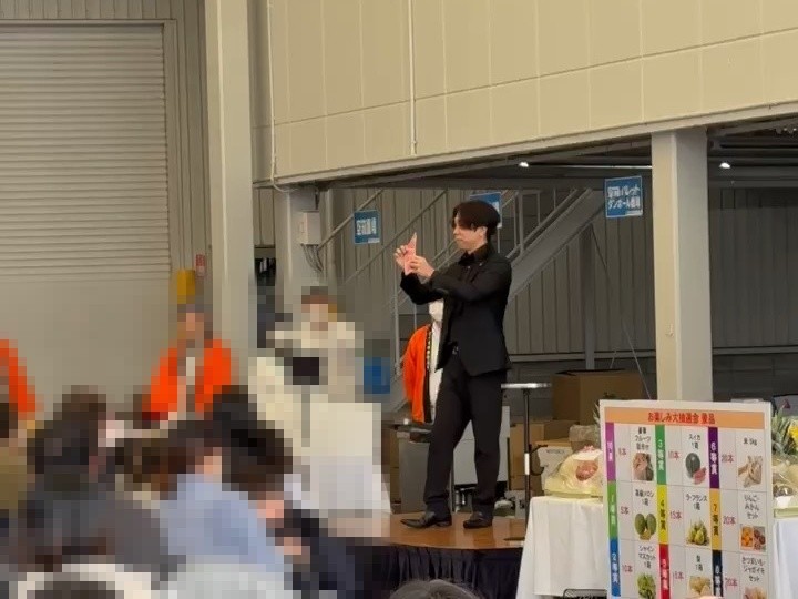 兵庫県福崎町の企業の家族参観日で、工場内のステージに立つ魔法使いクロト