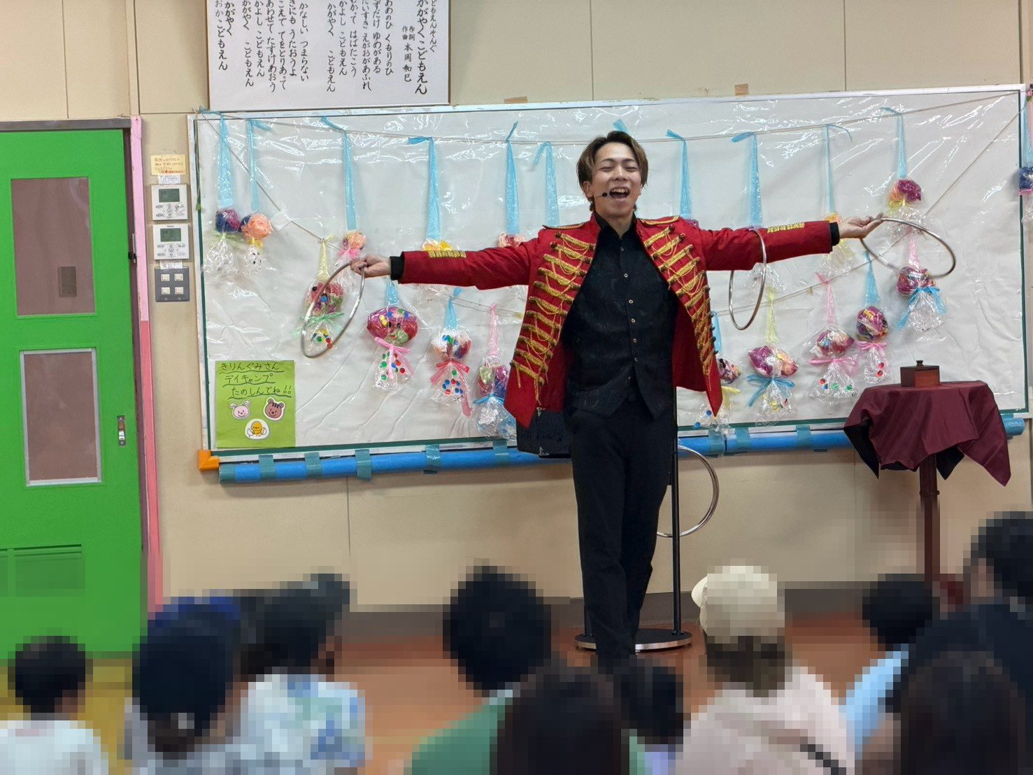 こども園のホールでマジックショーを始める魔法使いクロト